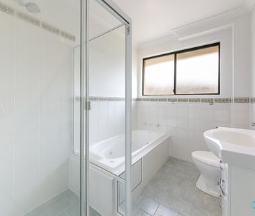 Top floor unit with air-conditioning and gas cooking - Photo 4