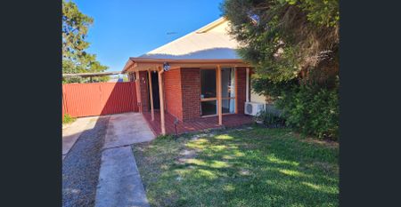 Modern 2 bedroom homette available now. ALL enquiries via email only please. - Photo 4