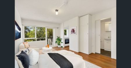 Village studio with treetop outlooks - Photo 2