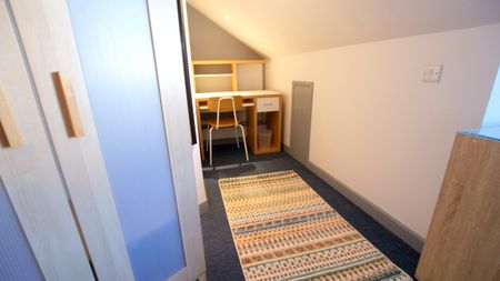 Room 6, 1 Montpellier Retreat, CHELTENHAM GL502XG - Photo 3