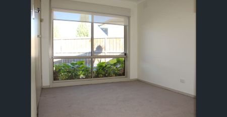 COSY 3 BEDROOM HOME IN GREAT LOCATION!!! - Photo 3