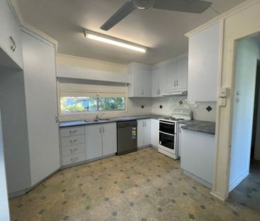 3 Bedroom House Neat & Tidy with Outdoor Area Undercover - Photo 4