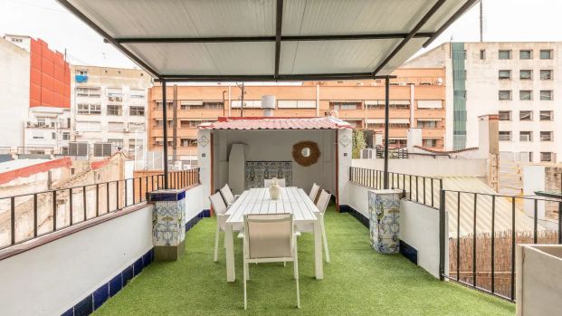 Room in a shared 10-bedroom apartment for rent in El Pla del Remei, Valencia, professionals preferred - Photo 1