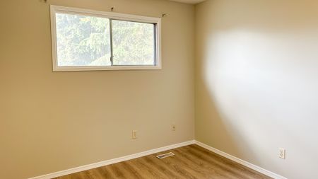 Main Floor Bowness Duplex: Utilities Included. - Photo 4