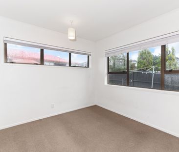 Large family home including huge rumpus room downstairs with bathro... - Photo 3