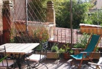Trastevere-Terrace: 45sqm. Charming studio loft. Entrance, living room, separate kitchen, renovated bath, sleeping loft, large private terrace. Sunny, silent. Ref. 692