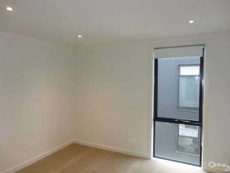 Two Bedroom Townhouse - Clayton Central Location-Hop to Train Station - Photo 5