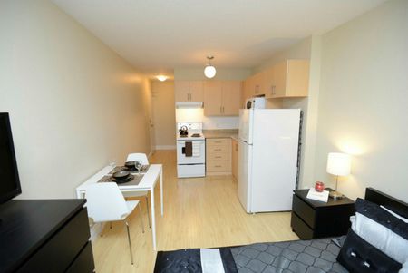 798 Richmond Street West - Photo 2