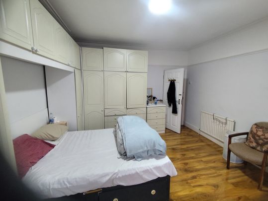 Room in a Shared House, Beaufort Gardens, IG1 - Photo 1