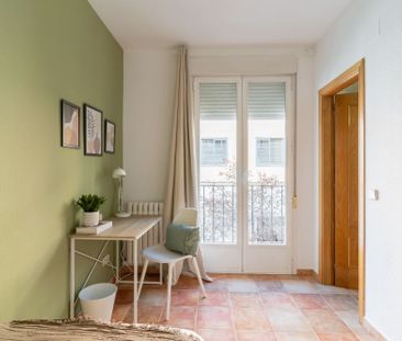 Cozy room with balcony in Cuatro Caminos - Photo 6