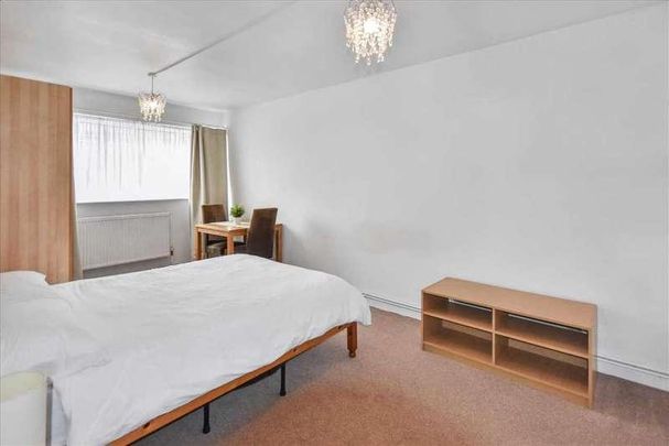 Chiswick Terrace, London, Chiswick, W4 - Photo 1