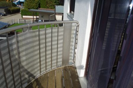 Ruhige 2 Zi. Wohnung mit Küche, Balkon, Carport, beziehbar ab sofort - Foto 2