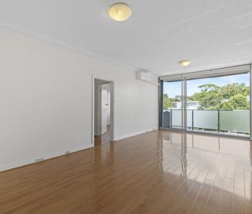 Quiet, rear of complex apartment - Photo 1