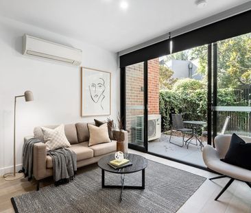 Contemporary Dual-Level Living with a Private Courtyard - Photo 3