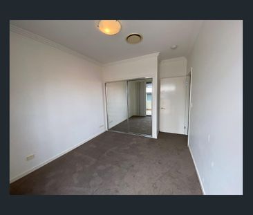 Spacious Townhouse with Ducted Air Conditioning - Photo 3