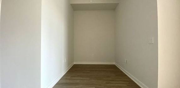 Burnhamthorpe/Parkside Village-Spacious Modern 1Bdrm+Den 1Bath&Parking - Photo 2