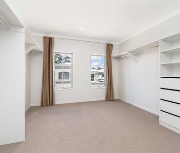 Brand New 5-Bedroom Luxury Home with 5.5 Bathrooms in Carindale | L... - Photo 6