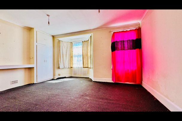 3 Bed Terraced House, De Vere Gardens, IG1 - Photo 1