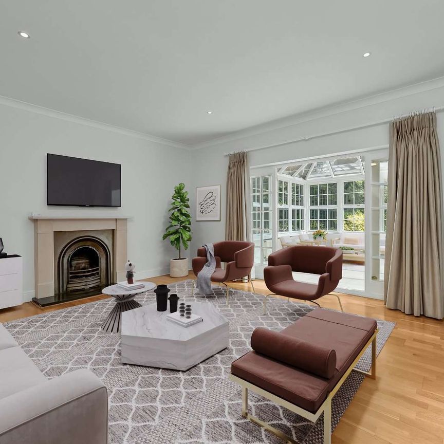 Well presented six bedroom home set behind secure electric gates on the foothills of St George's Hill estate. - Photo 1