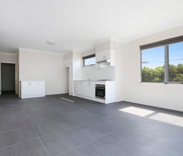 Contemporary Reverse Living Style - Photo 3