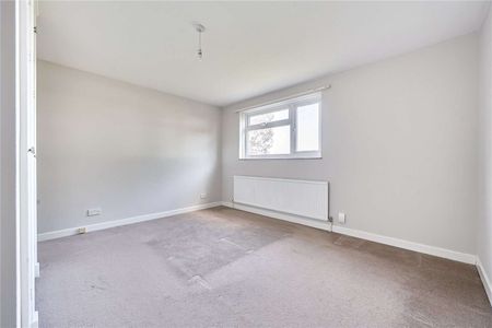 Detached home with views of the River Itchen. - Photo 4