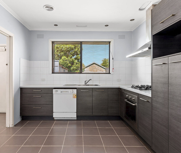 Spacious Family Living in the Heart of Mitcham! - Photo 4
