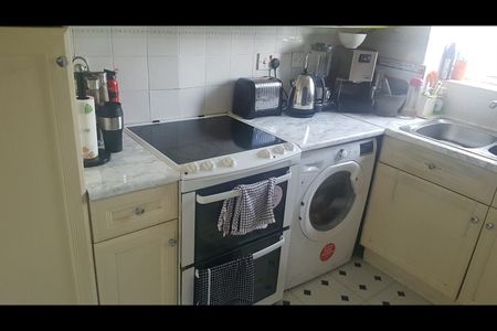 2 Bed Flat, Harlinger Street, SE18 - Photo 5