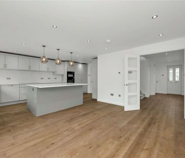 A beautifully renovated 5 bedroom detached home, offering an except... - Photo 5
