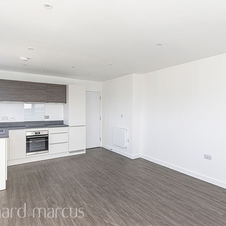 High Road, Whetstone - Photo 1