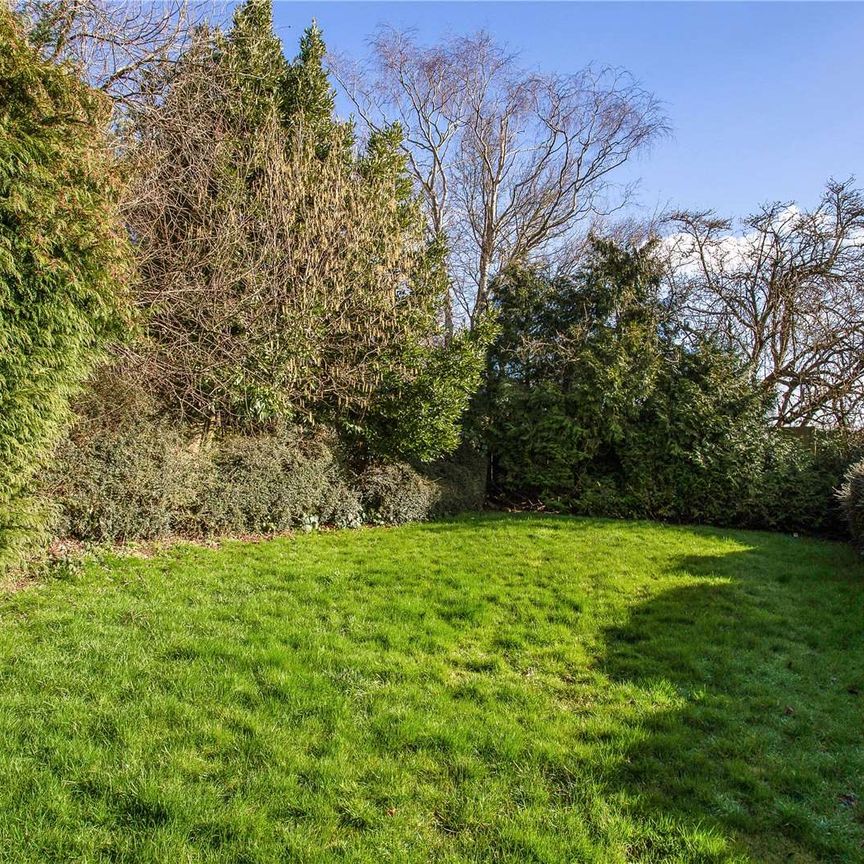 A superbly located, semi-detached family home presented in excellent condition throughout. - Photo 1