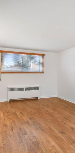 Charmant Condo 4 1/2 semi-meublé à louer dans le coeur de Saint-Lambert, à 15mins du centre-ville de Montréal - Photo 1