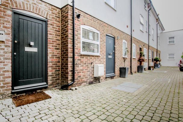 Abberley Mews,London, SW4 - Photo 1