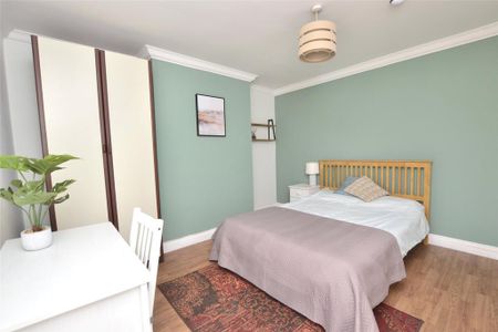 4 bedroom end of terrace house to rent - Photo 2