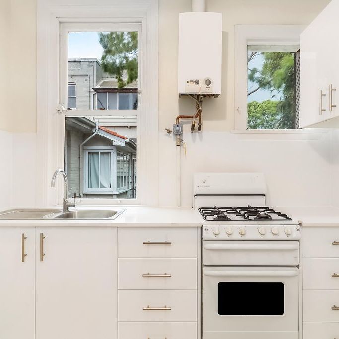 Spacious Top Floor Two Bedroom Apartment - Photo 1