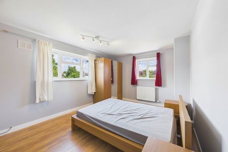 2 bedroom Maisonette in Queens Close, Windsor - Photo 5