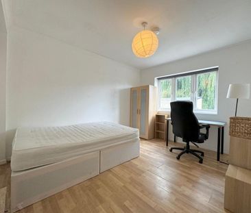 6 bedroom semi-detached house to rent - Photo 2