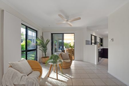 Beautifully presented family home with a pool! - Photo 2