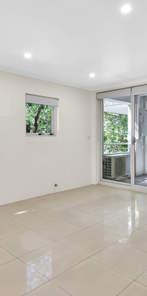 Perfectly Positioned One Bedroom in Alexandria - Photo 1