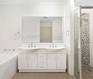 Modern 3 Bedroom Townhouse - Photo 4