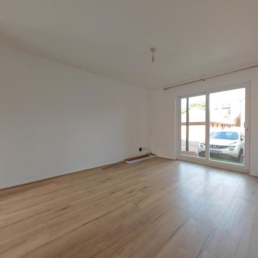2 bedroom Flat To Let - Photo 1