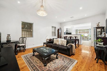 A Renovated 1950s Classic With Double Parking - Photo 5