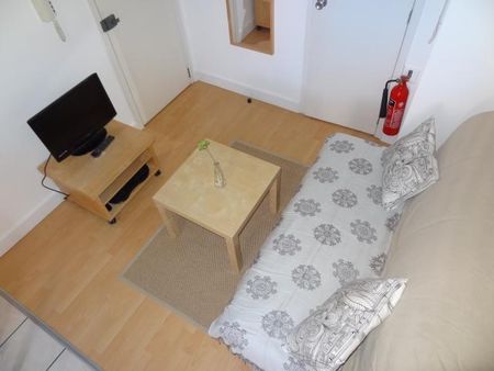 Flat 09 Penywern Road, Earls Court SW5 9SX - Photo 2