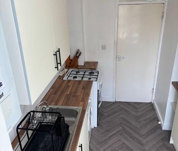 Room in a Shared Flat, York Road, SW11 - Photo 1