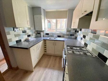 3 bedroom semi-detached house to rent - Photo 4