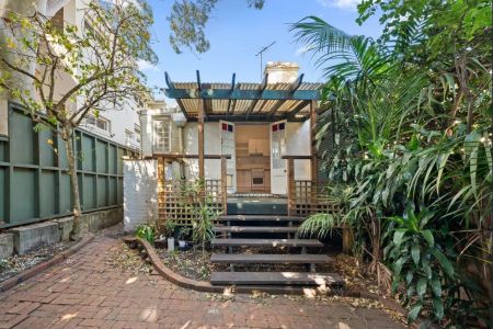Charming Two-Bedroom Terrace with Sunny Courtyard Oasis in Queens Park - Photo 2