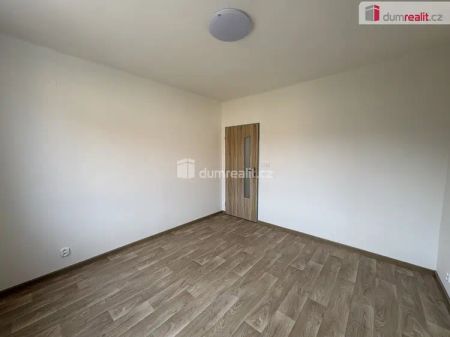 pronájem revitalizovaného bytu s balkónem, garáží a parkovacím místem před domem Milín - Photo 4