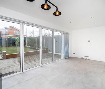 4 bedroom detached house to rent - Photo 2