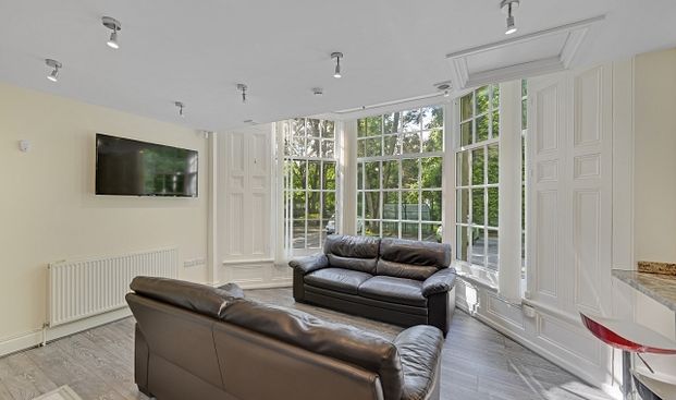 Spacious 4-Bed, 4-Bath Student Flat with Large Communal Garden & Free Parking - Photo 1