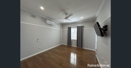 Spacious Family Home - Photo 2