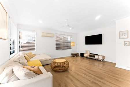 Large 4 Bedroom Home in a Quiet cul-de-sac - Photo 3
